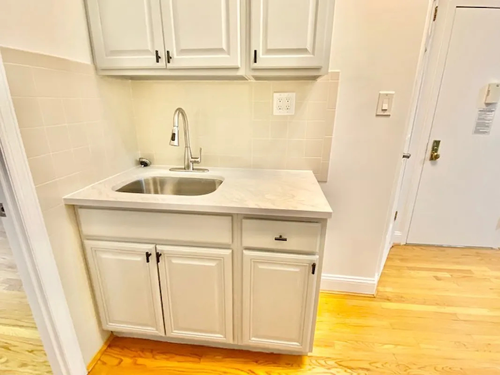 306 East 11th Street - Photo 4