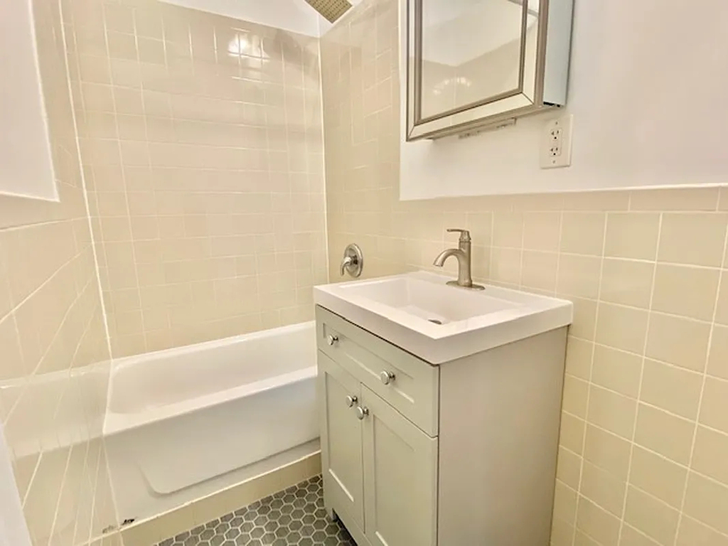 306 East 11th Street - Photo 5