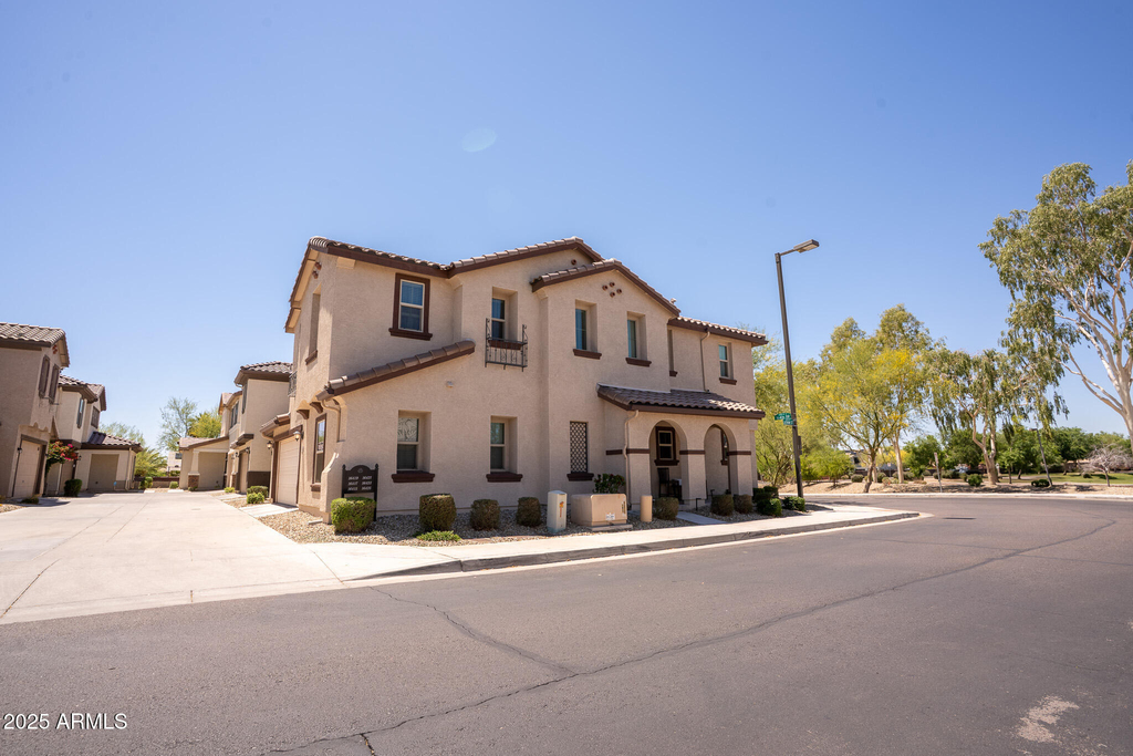 16425 W Latham Street - Photo 2