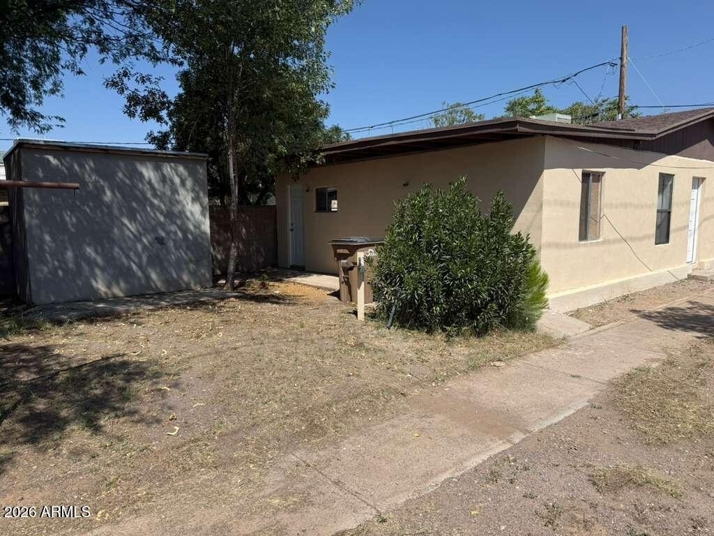 662 E Avenue - Photo 2