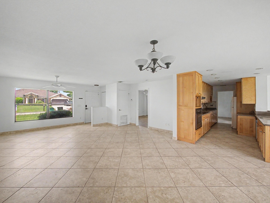 1149 Sw Hogan Street - Photo 1