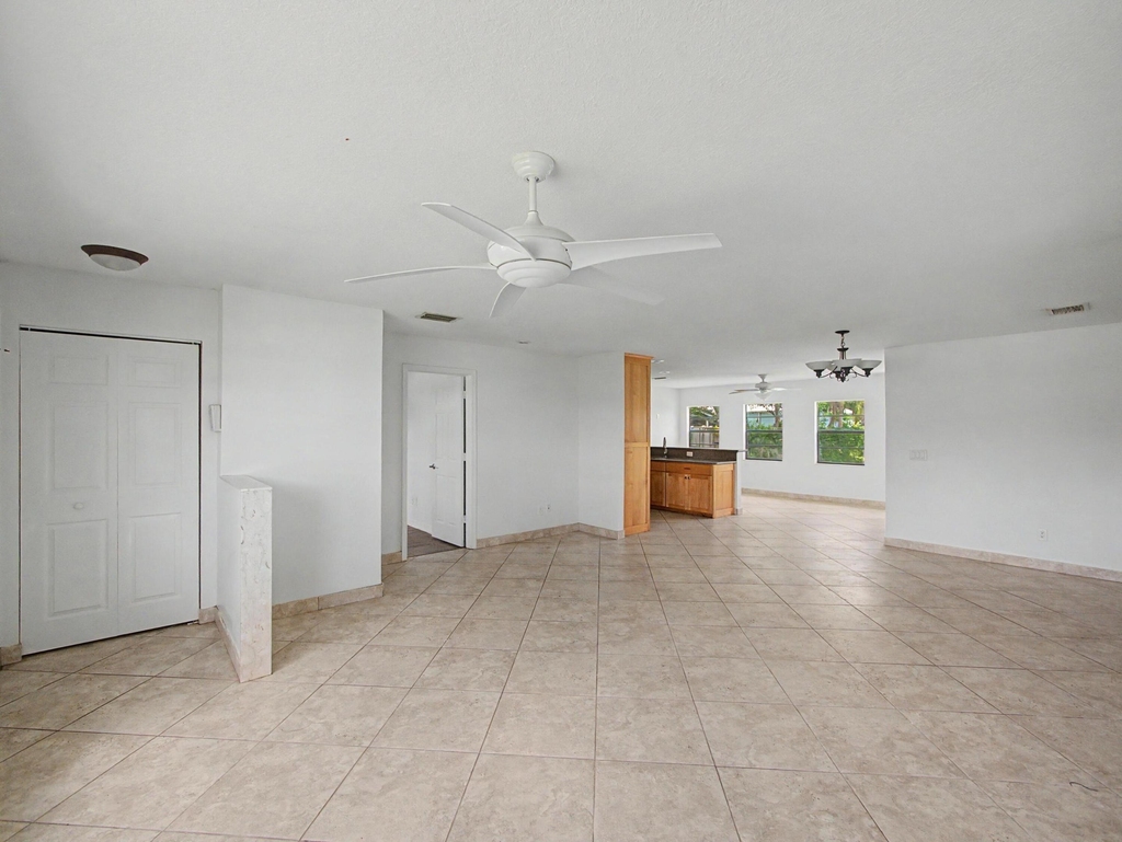 1149 Sw Hogan Street - Photo 2