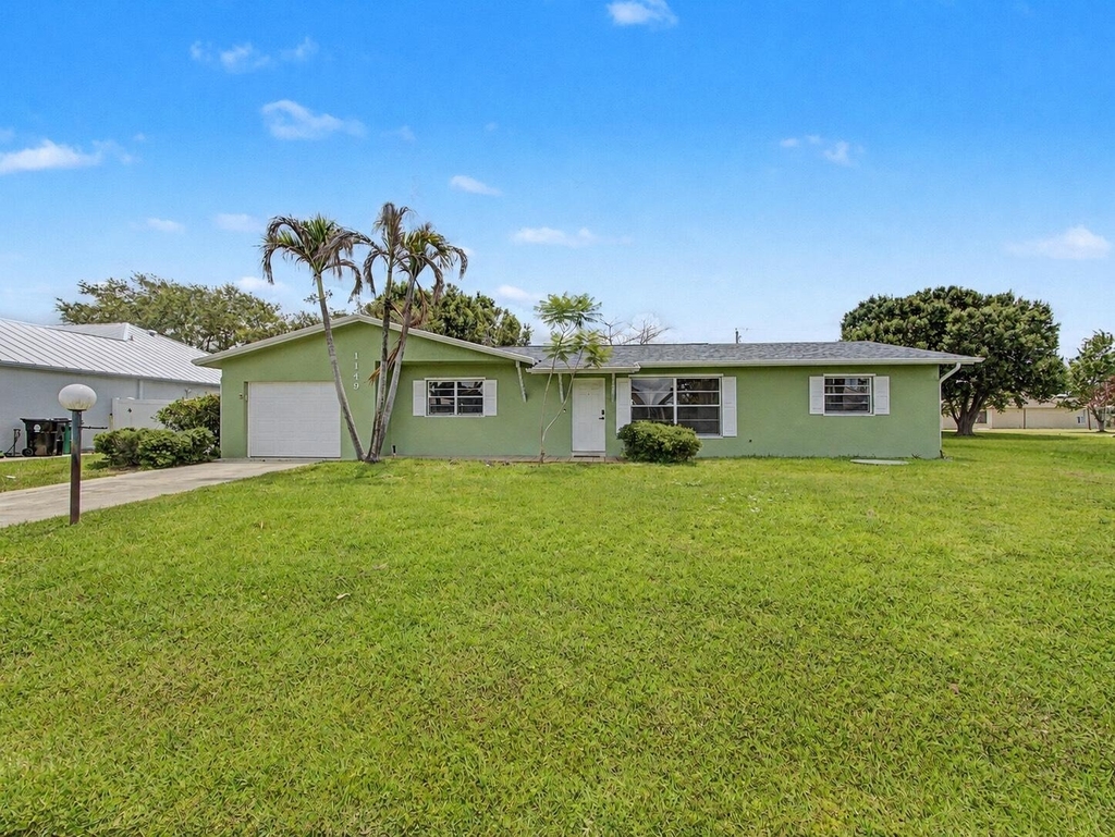 1149 Sw Hogan Street - Photo 0