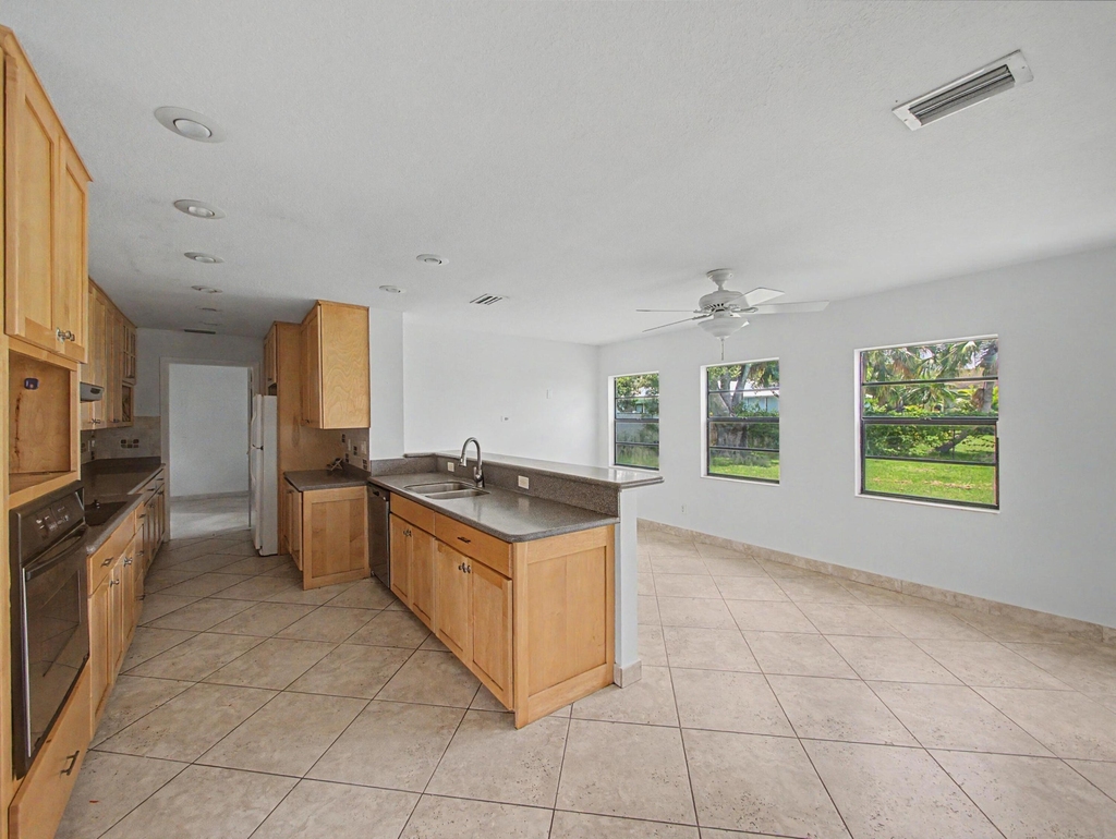 1149 Sw Hogan Street - Photo 3