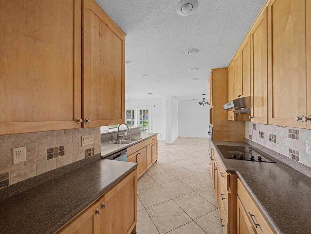 1149 Sw Hogan Street - Photo 5