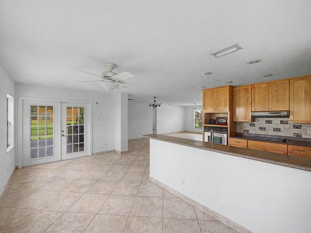 1149 Sw Hogan Street - Photo 6