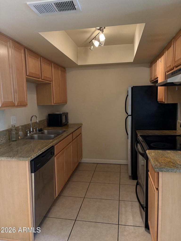 740 W Elm Street - Photo 4