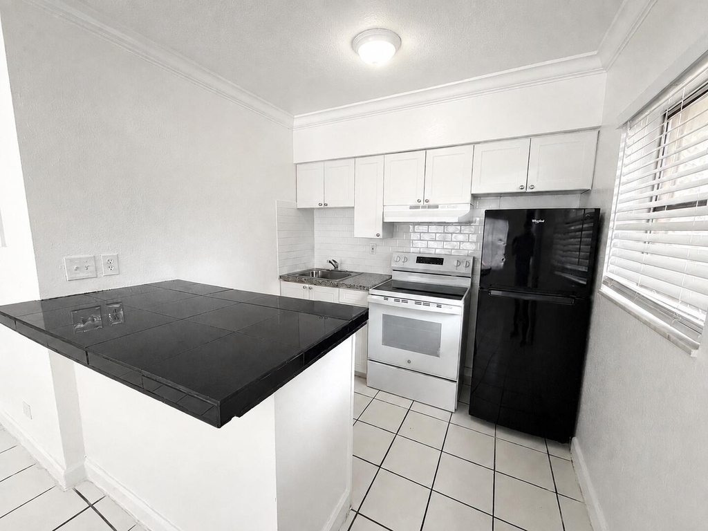 715 Sw 14th Avenue - Photo 0