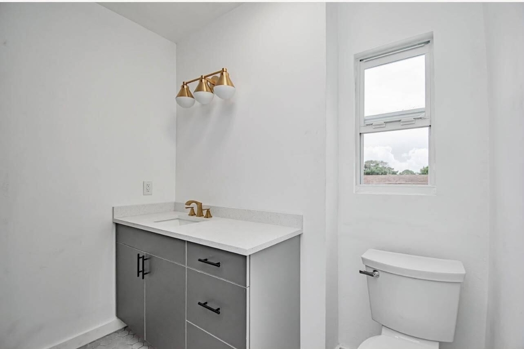 318 N E Street - Photo 10