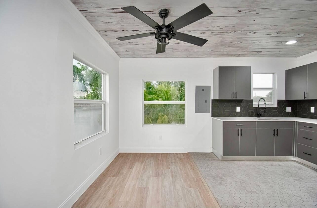 318 N E Street - Photo 1