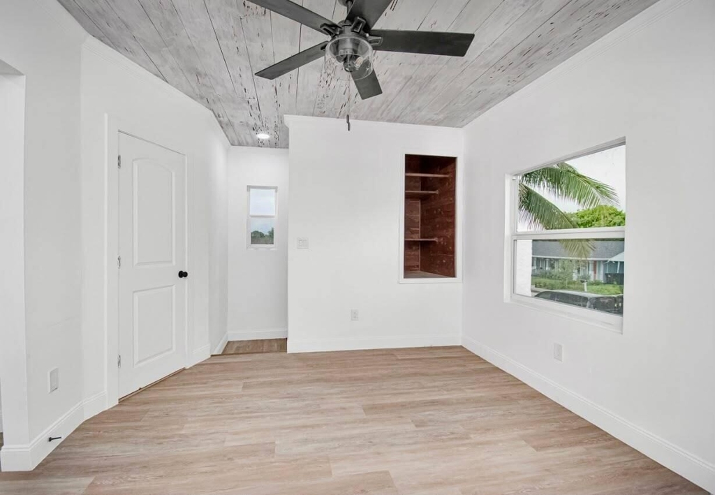 318 N E Street - Photo 2