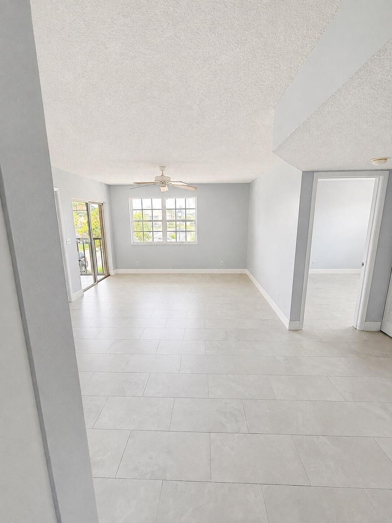 1560 Se Royal Green Circle - Photo 0