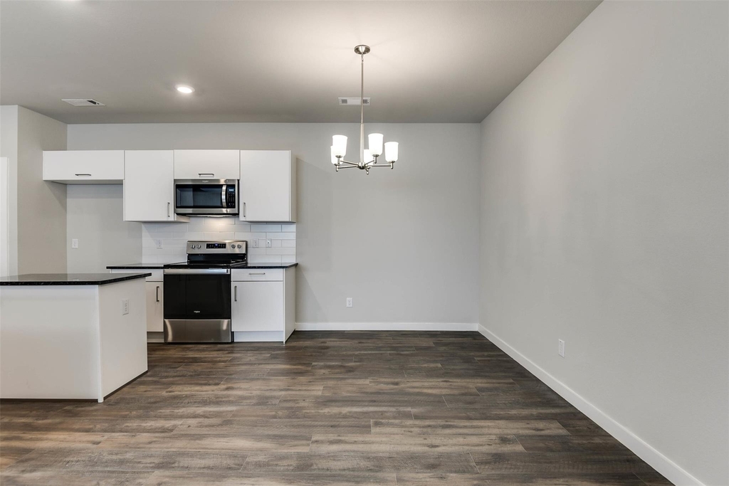 653 Blackland Drive - Photo 3