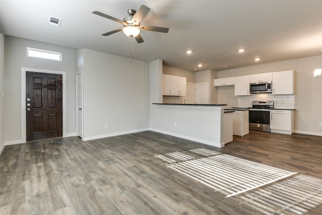 653 Blackland Drive - Photo 2