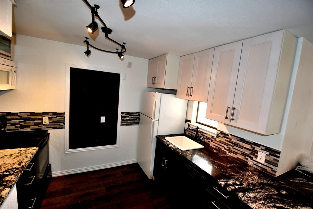 3121 Sondra Drive - Photo 4