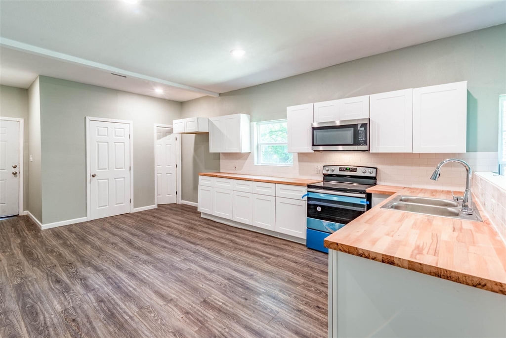 1457 W Austin Street - Photo 3