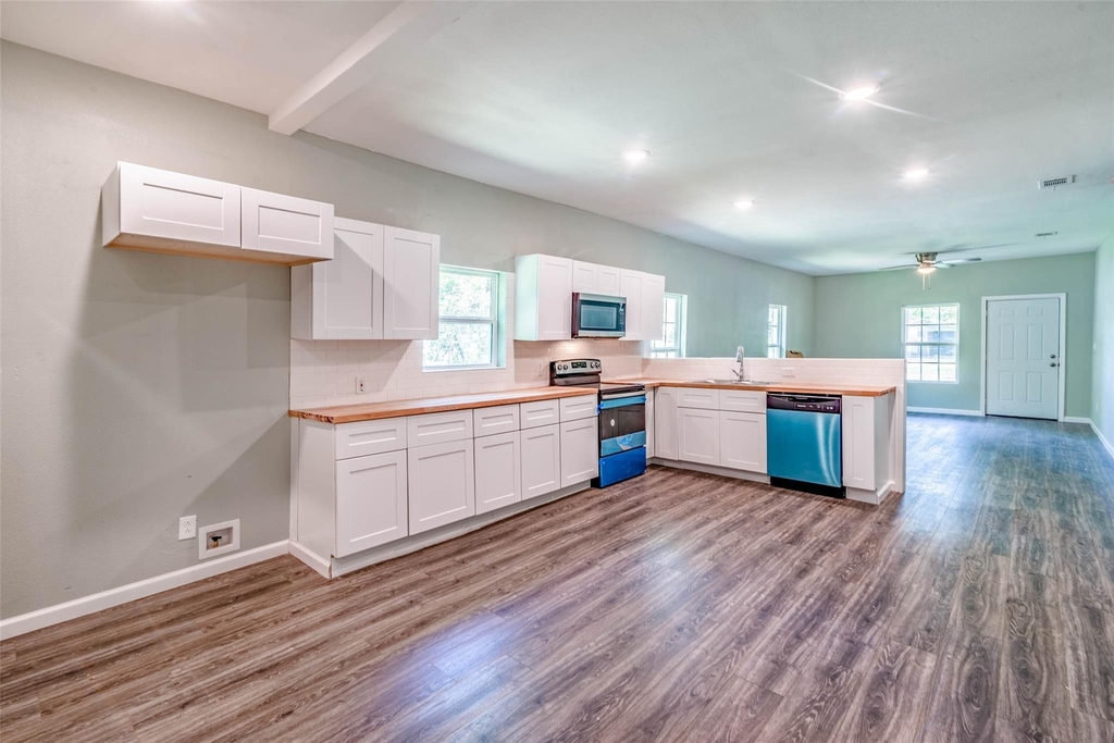 1457 W Austin Street - Photo 0