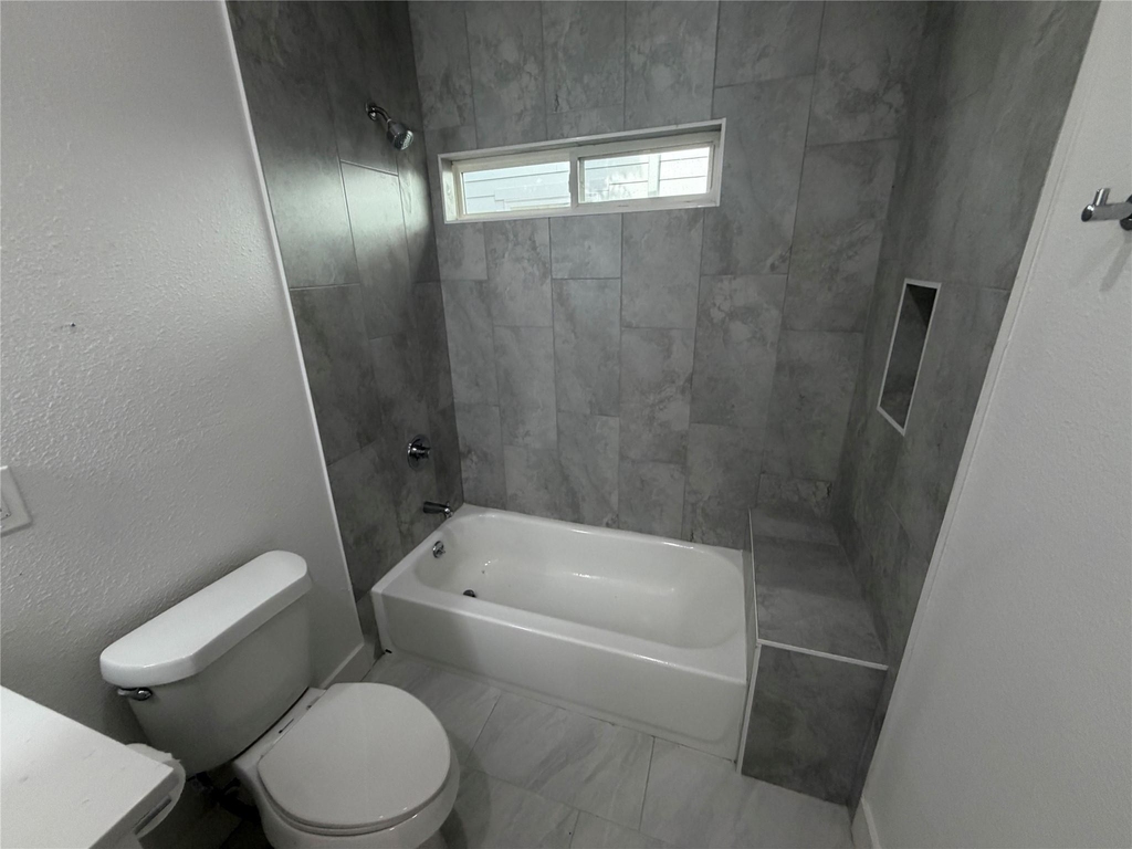 808 W 10th Street - Photo 4