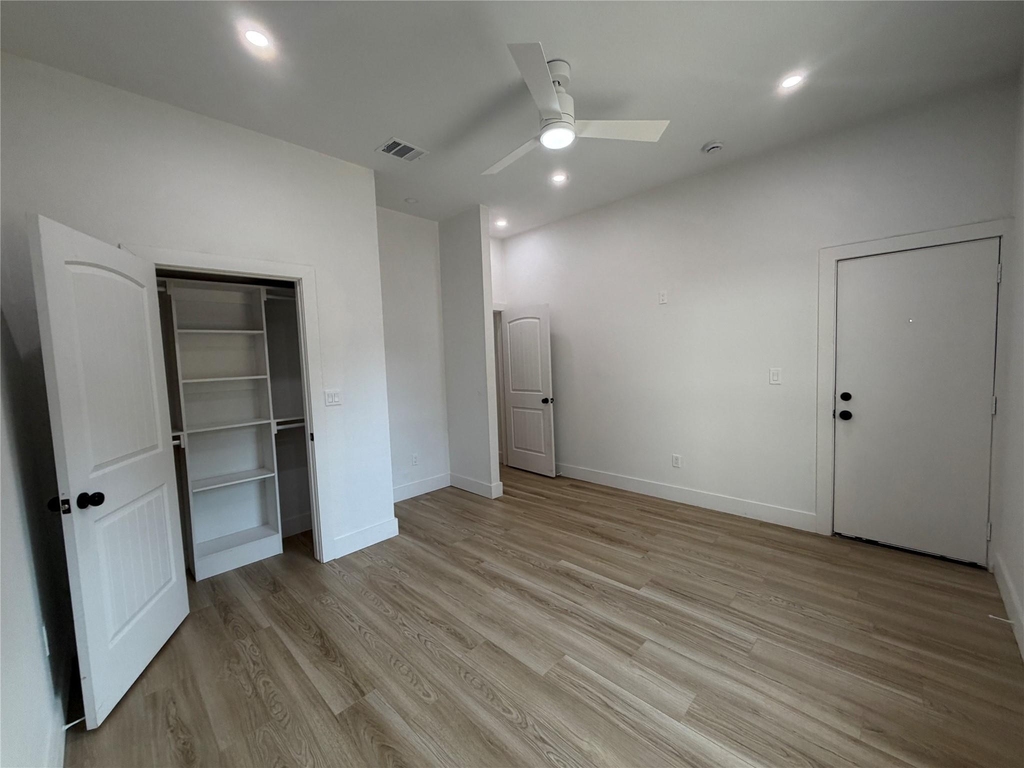 808 W 10th Street - Photo 9