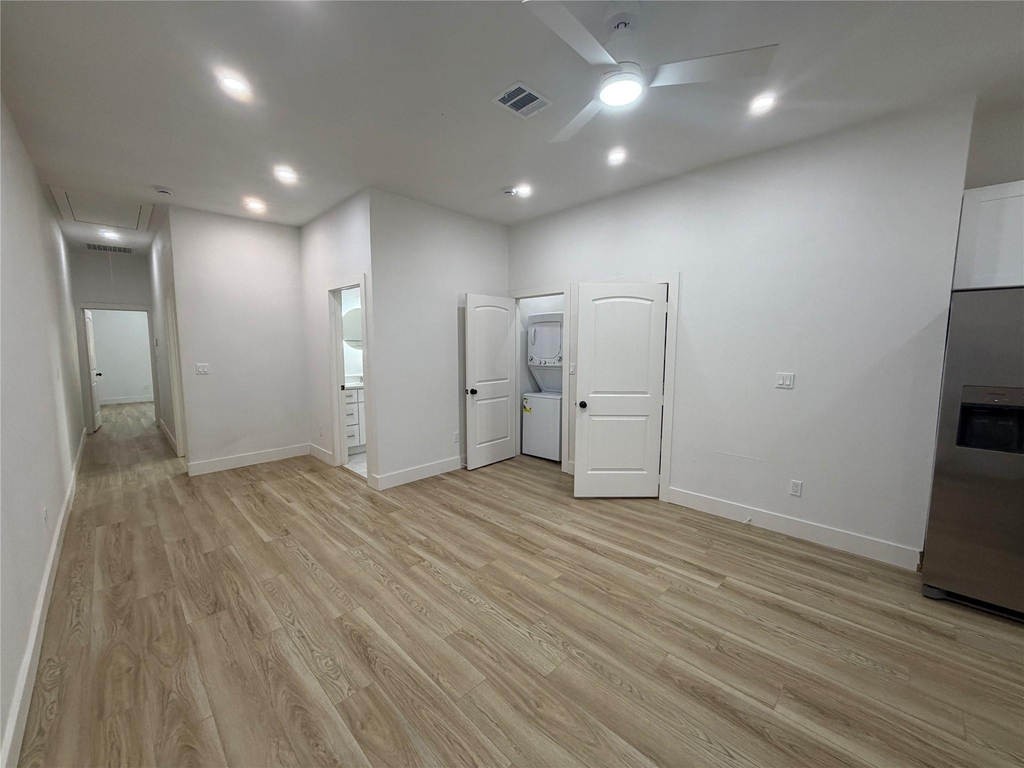 808 W 10th Street - Photo 10