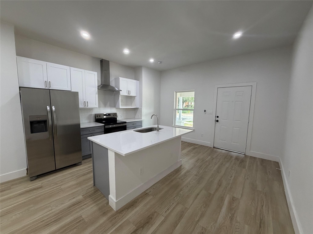 808 W 10th Street - Photo 1