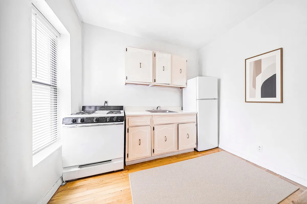 328 East 14th Street - Photo 2