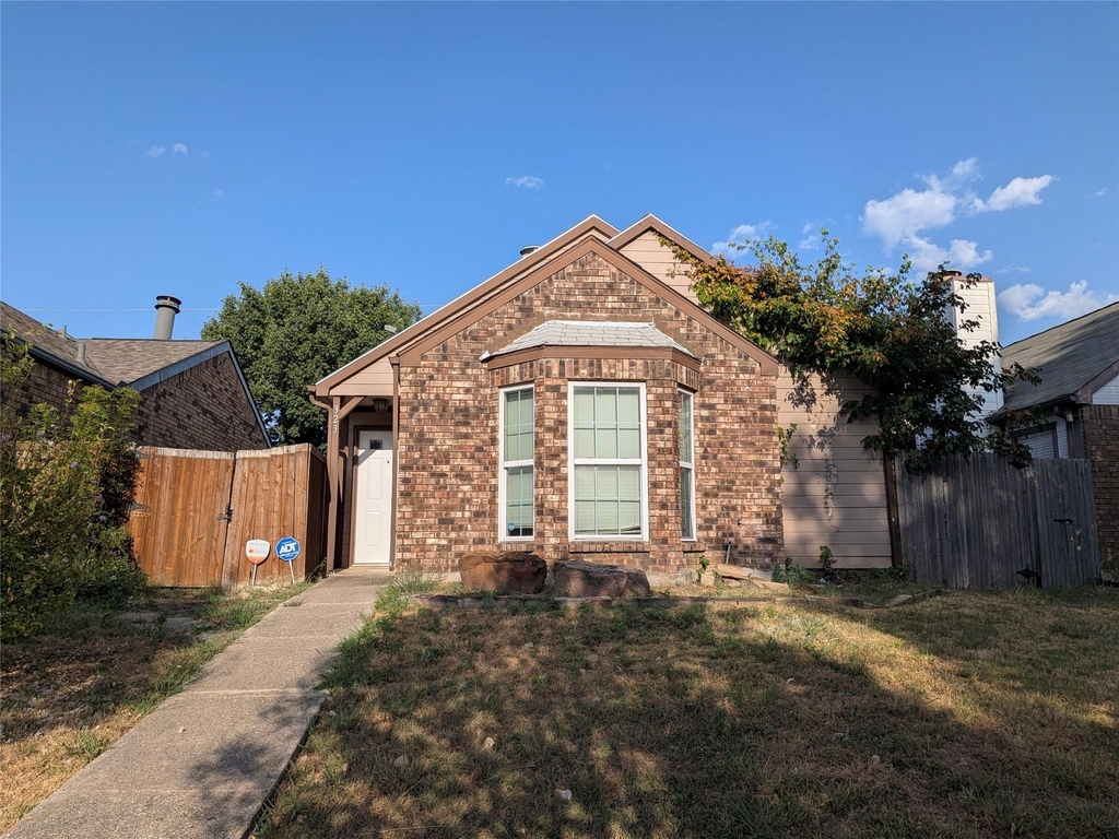 323 Teakwood Lane - Photo 1