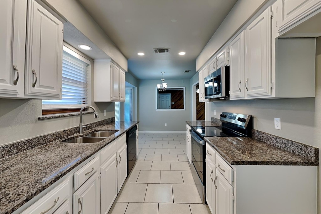 1733 Brighton Drive - Photo 4
