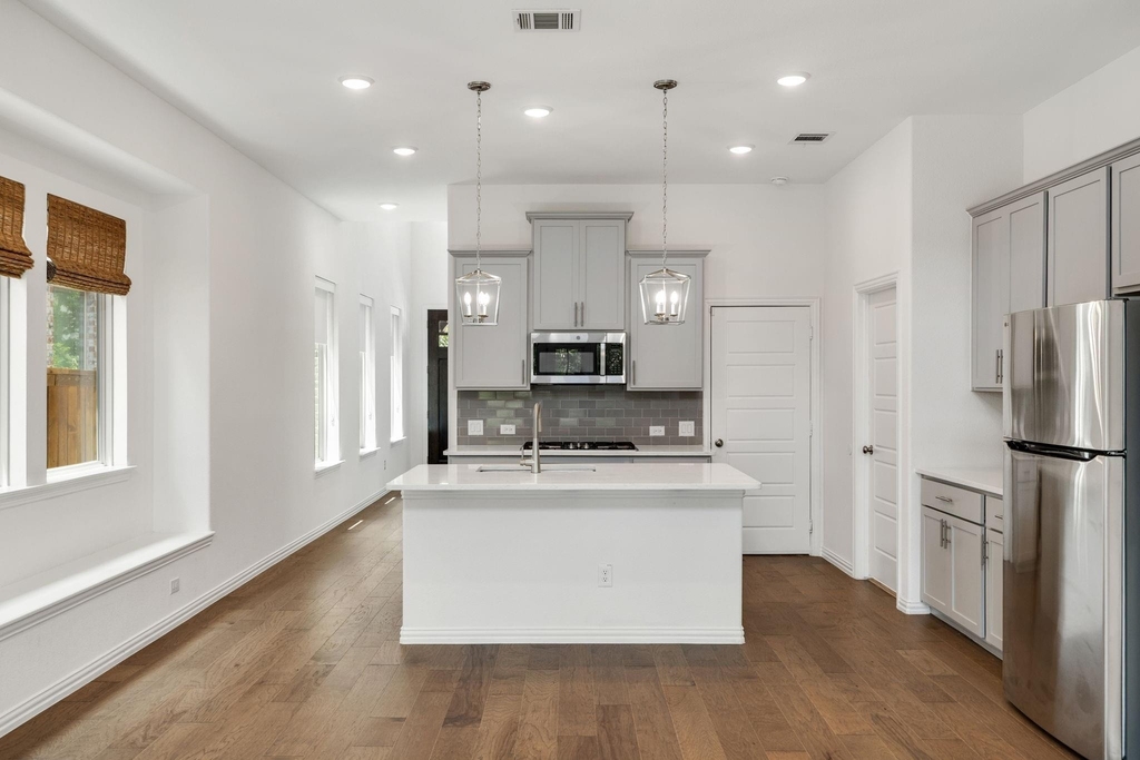 3100 Greenbriar Drive - Photo 10