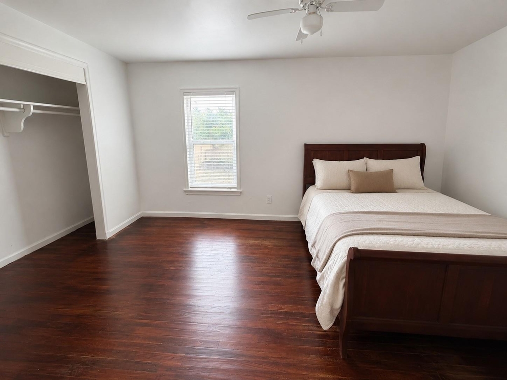 701 W Saunders Street - Photo 11