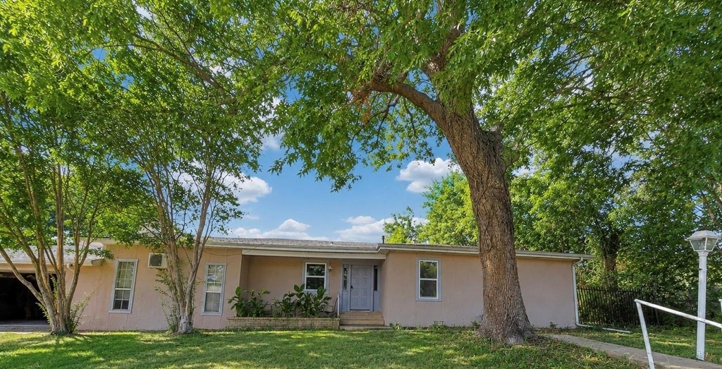 701 W Saunders Street - Photo 0