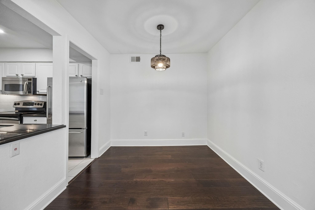 5916 Sandhurst Lane - Photo 13
