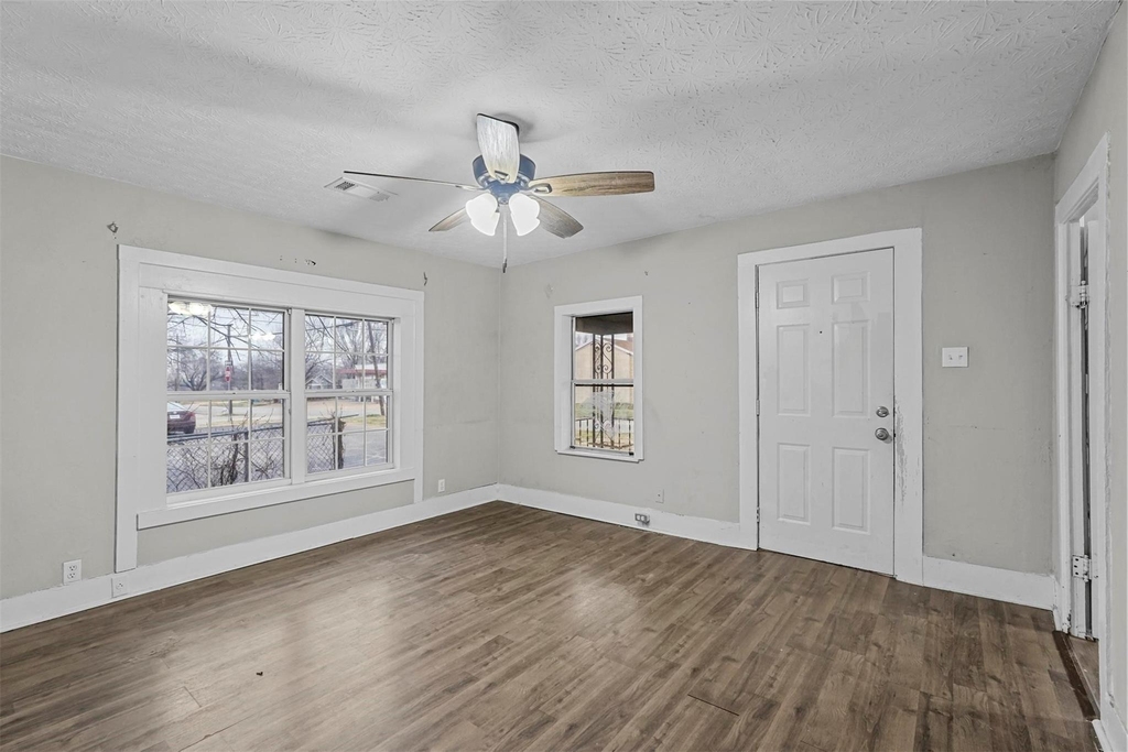 906 E Houston Street - Photo 2