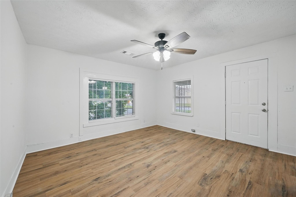 906 E Houston Street - Photo 8