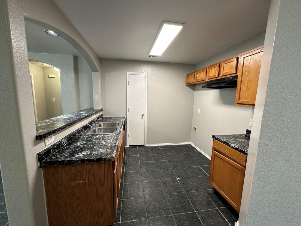 726 Elkhart Avenue - Photo 4