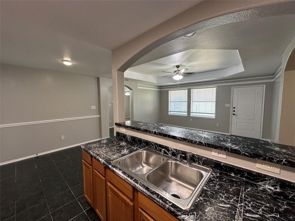 726 Elkhart Avenue - Photo 5