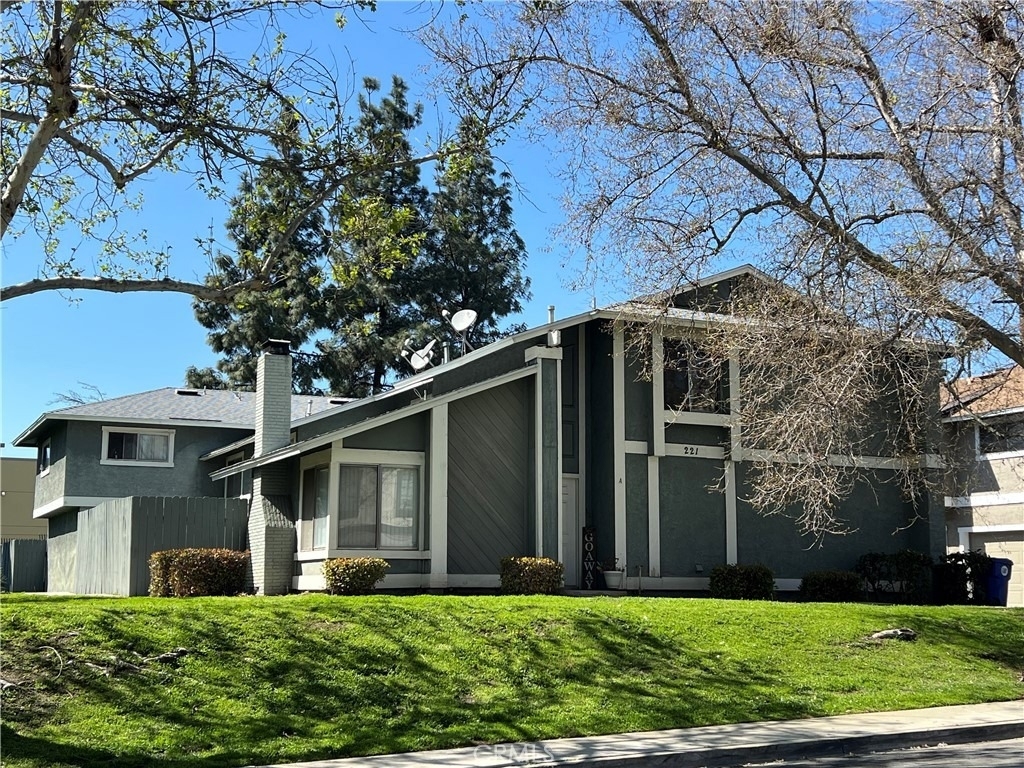 221 Grayson Way - Photo 0