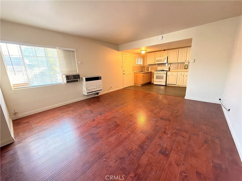 114 N Lewis - Photo 3