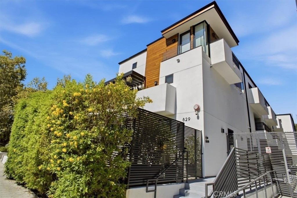 829 N Martel - Photo 0