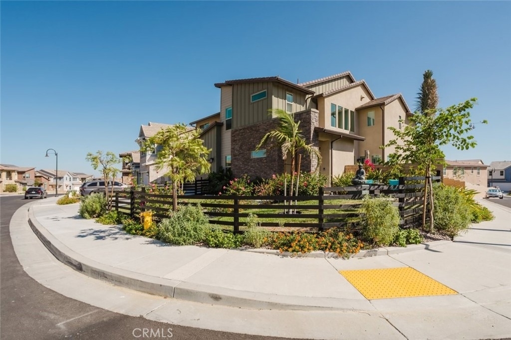 11743 Canoga Avenue - Photo 5