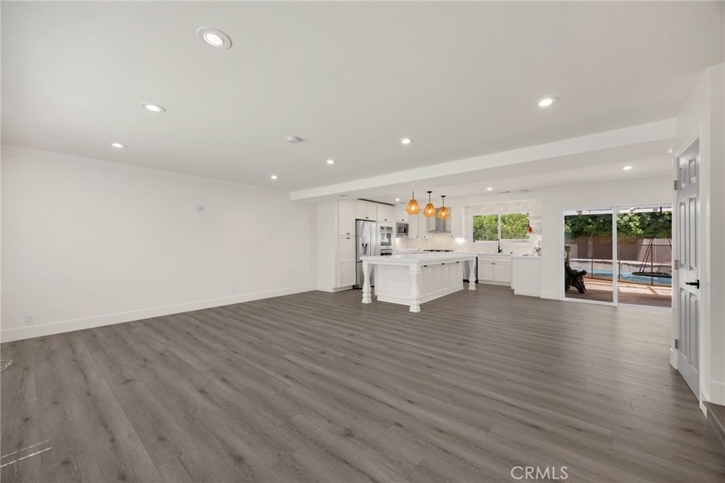 1025 Woodcrest - Photo 2