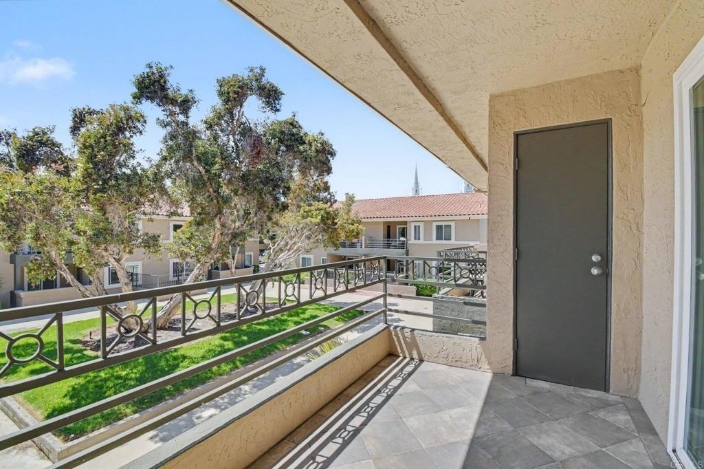 7405 Charmant Dr - Photo 21