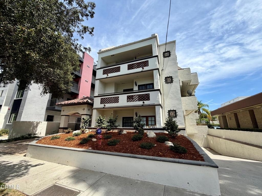 156 S Oak Knoll Avenue - Photo 1