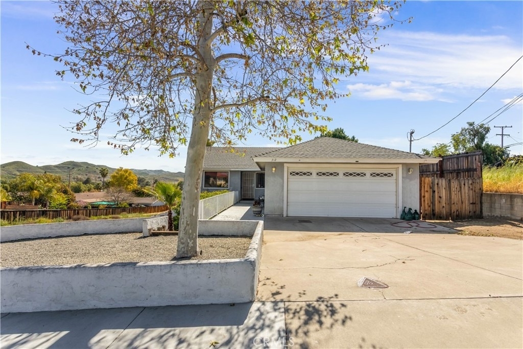 312 N Lewis - Photo 1