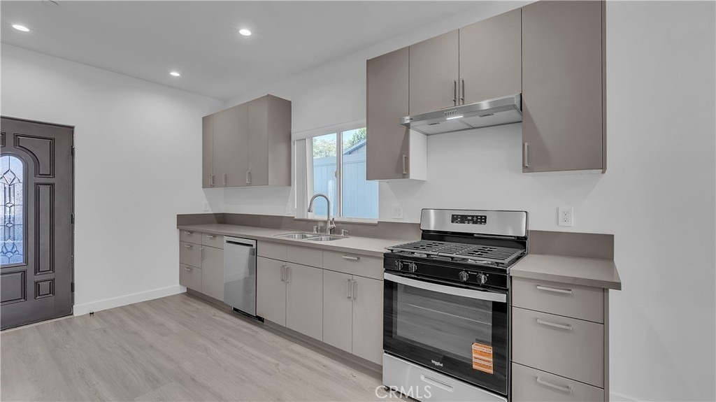 7731 Craner Ave - Photo 4