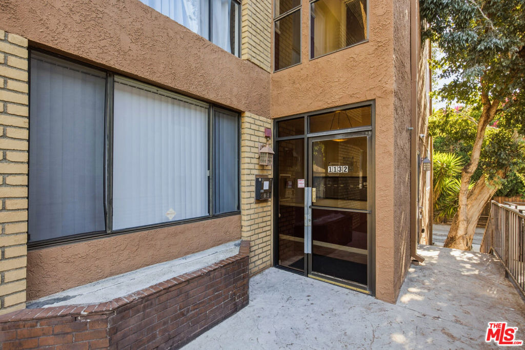 1132 S Doheny Drive - Photo 3