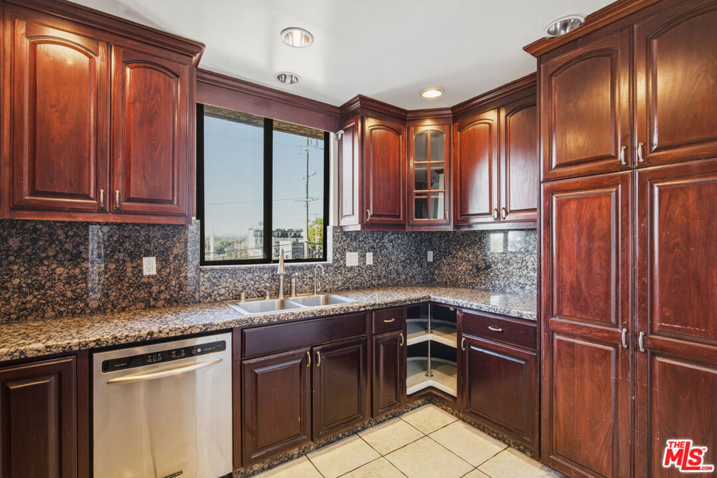 1132 S Doheny Drive - Photo 12