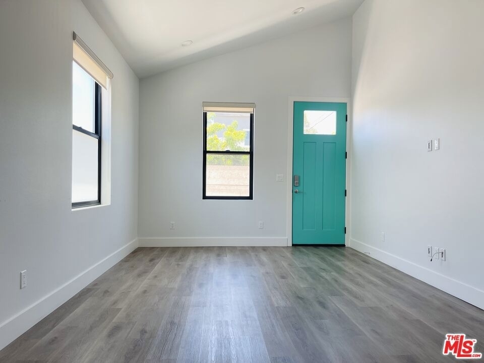 11922 Isis Avenue - Photo 2