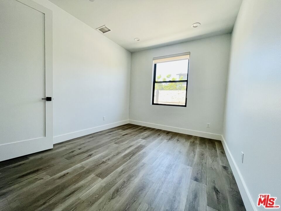11922 Isis Avenue - Photo 7