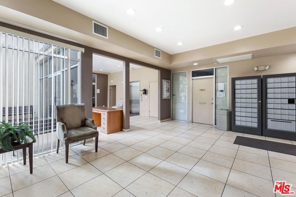 5325 Newcastle Avenue - Photo 20